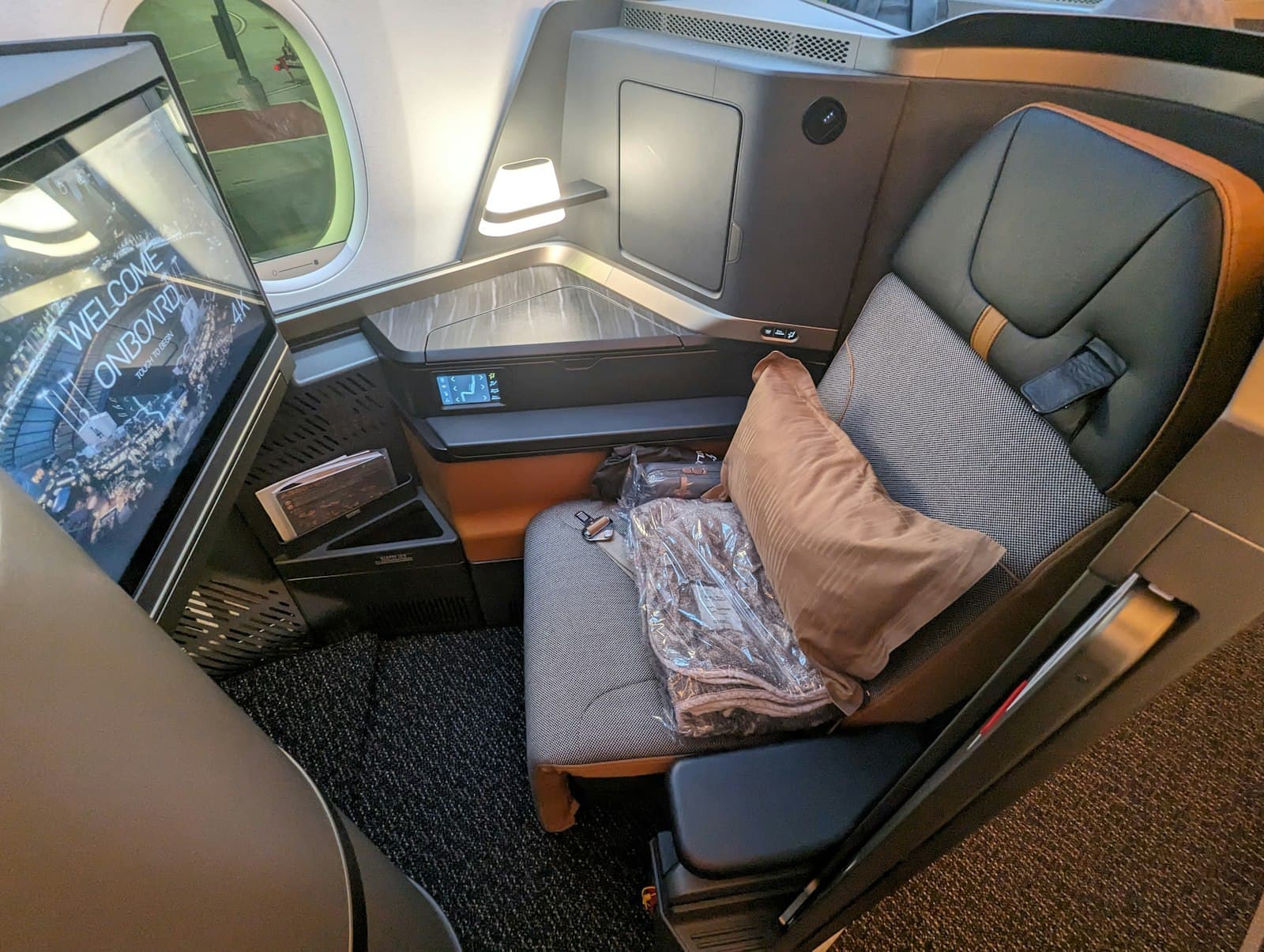 United Polaris-style Business Class lie-flat suite